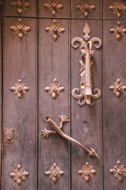 Güzel ve eski kahverengi ahşap kapı süslemeleri ve işlenmiş demir kapı tokmağı ile Eski Albarracin, Teruel, İspanya 'da