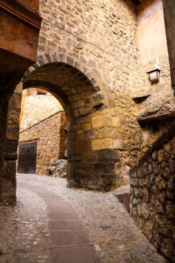 İspanya, Teruel 'deki Albarracin kasabasında eski güzel evleri olan dar bir sokak.