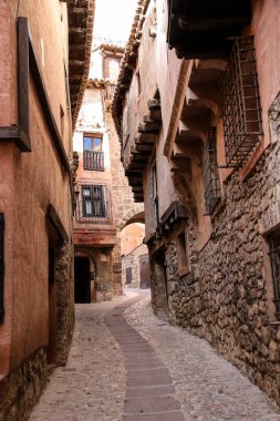Albarracin, Teruel, İspanya - 6 Ocak 2025: Albarracin, İspanya 'da güzel eski evleri olan Dar Sokak