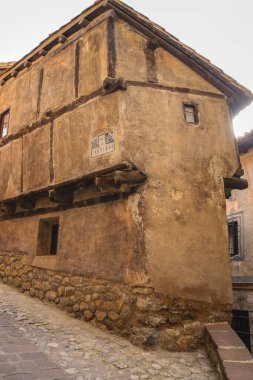 Albarracin, Teruel, İspanya - 6 Ocak 2025: Eski Albarracin kasabasındaki Ünlü Casa de la Julianeta