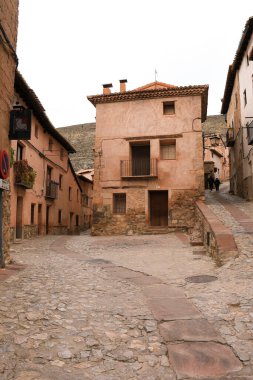 Albarracin, Teruel, İspanya - 6 Ocak 2025: Albarracin, İspanya 'da güzel eski evleri olan Dar Sokak