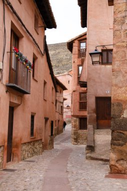 Albarracin, Teruel, İspanya - 6 Ocak 2025: Albarracin, İspanya 'da güzel eski evleri olan Dar Sokak