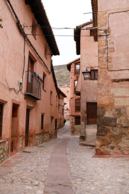 Albarracin, Teruel, İspanya - 6 Ocak 2025: Albarracin, İspanya 'da güzel eski evleri olan Dar Sokak