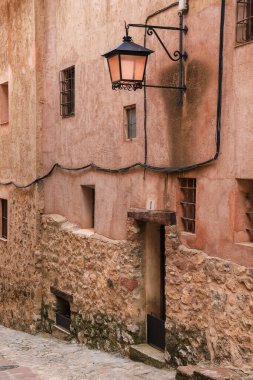 Albarracin, Teruel, İspanya - 6 Ocak 2025: Albarracin, İspanya 'da güzel eski evleri olan Dar Sokak