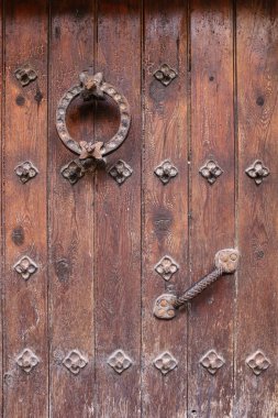 Güzel ve eski kahverengi ahşap kapı süslemeleri ve işlenmiş demir kapı tokmağı ile Eski Albarracin, Teruel, İspanya 'da