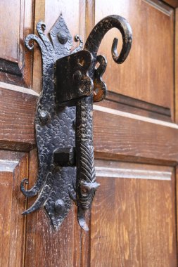 Güzel ve eski kahverengi ahşap kapı süslemeleri ve işlenmiş demir kapı tokmağı ile Eski Albarracin, Teruel, İspanya 'da