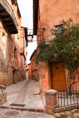 İspanya, Teruel 'deki Albarracin kasabasında eski güzel evleri olan dar bir sokak.