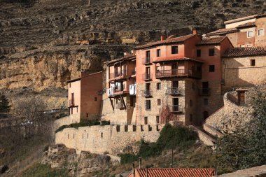 Albarakin şehrinin ve eski kırmızı evlerinin güzel panoramik manzarası