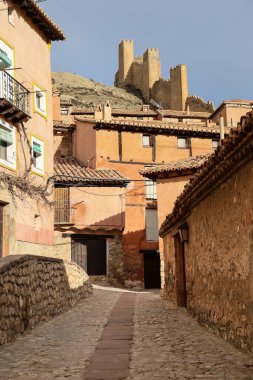Albarracin, Teruel, İspanya - 6 Ocak 2025: Albarracin, İspanya 'da güzel eski evleri olan Dar Sokak