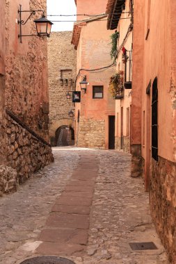 Albarracin, Teruel, İspanya - 5 Ocak 2025: Albarracin, İspanya 'da güzel eski evleri olan Dar Sokak