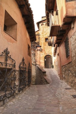 Albarracin, Teruel, İspanya - 6 Ocak 2025: Albarracin, İspanya 'da güzel eski evleri olan Dar Sokak