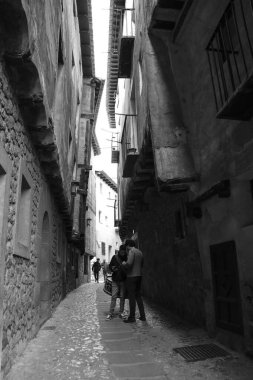 Albarracin, Teruel, İspanya - 6 Ocak 2025: Albarracin, İspanya 'da güzel eski evleri olan Dar Sokak