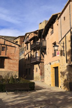 Albarracin, Teruel, İspanya - 6 Ocak 2025: Albarracin, İspanya 'da güzel eski evleri olan Dar Sokak