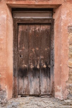 Teruel, İspanya 'da terk edilmiş bir evin eski ahşap kapısı.