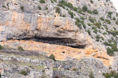 İspanya 'nın Albarracin kasabasındaki Guadalaviar nehrinin kayalık duvarındaki mağaralar.