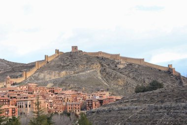Albarracin kasabasının panoramik manzarası, Santiago Apostol Kilisesi ve duvarları. Teruel Bölgesi, İspanya.
