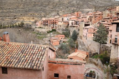 Güzel kırmızı evleri ve duvarlarıyla Albarracin kasabasının panoramik manzarası. Teruel Bölgesi, İspanya.