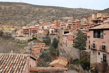 Güzel kırmızı evleri ve duvarlarıyla Albarracin kasabasının panoramik manzarası. Teruel Bölgesi, İspanya.