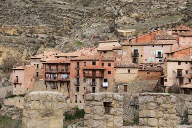 Güzel kırmızı evleri ve duvarlarıyla Albarracin kasabasının panoramik manzarası. Teruel Bölgesi, İspanya.