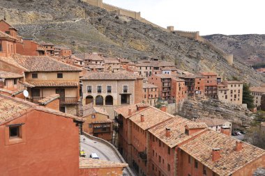Güzel kırmızı evleri ve duvarlarıyla Albarracin kasabasının panoramik manzarası. Teruel Bölgesi, İspanya.