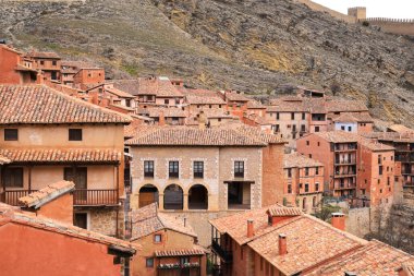 Güzel kırmızı evleri ve duvarlarıyla Albarracin kasabasının panoramik manzarası. Teruel Bölgesi, İspanya.