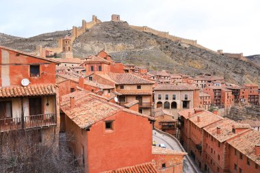 Albarracin kasabasının panoramik manzarası, Santiago Apostol Kilisesi ve duvarları. Teruel Bölgesi, İspanya.