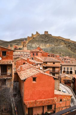 Güzel kırmızı evleri ve duvarlarıyla Albarracin kasabasının panoramik manzarası. Teruel Bölgesi, İspanya.