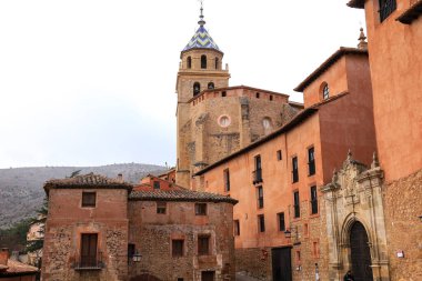 Albarracin, Teruel, İspanya - 6 Ocak 2025: Tipik kırmızı cepheler ve Albarracin kasabası, Teruel, İspanya 'daki Salvador Katedrali