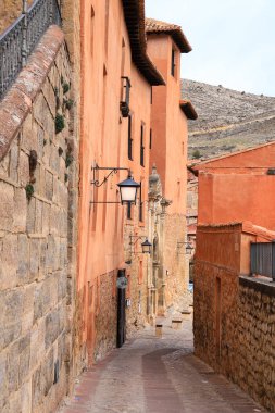 Albarracin, Teruel, İspanya - 6 Ocak 2025: Albarracin, İspanya 'da güzel eski evleri olan çakıl taşı caddesi