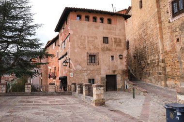 Albarracin, Teruel, İspanya - 6 Ocak 2025: Albarracin, İspanya 'da güzel eski evleri olan çakıl taşı caddesi