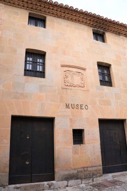 Albarracin, Teruel, İspanya - 6 Ocak 2025: Eski kentteki Albarracin Müzesi cephesi