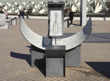 Valencia, İspanya 27 Aralık 2024 'te Valencia' nın sanat şehrinde güneş kadranları sergilendi. Arka planda Umbracle uzay bahçesi.