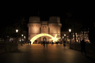 Valencia, İspanya... 26 Aralık 2024 'te Serranos Kuleleri, Valencia' nın eski bir kasabasında Noel süslemesi ile aydınlatıldı.