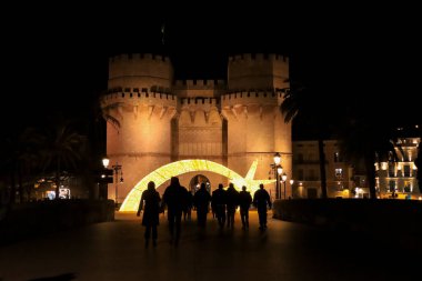 Valencia, İspanya... 26 Aralık 2024 'te Serranos Kuleleri, Valencia' nın eski bir kasabasında Noel süslemesi ile aydınlatıldı.