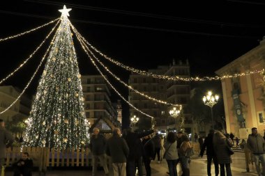 Valencia, İspanya Bakire Meydanı 26 Aralık 2024 'te Valencia' nın eski bir kasabasındaki Noel süslemeleriyle aydınlatıldı.