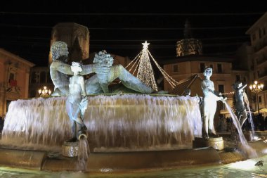 Valencia, İspanya - 26 Aralık 2024: Eski Valensiya şehrindeki Bakire Meydanı 'ndaki Turia Nehri Çeşmesi (Plaza de La Virgen)