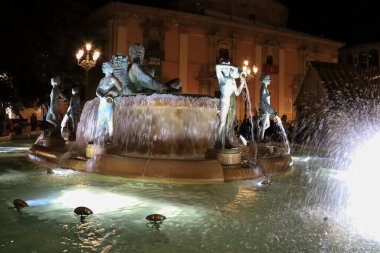Valencia, İspanya - 26 Aralık 2024: Eski Valensiya şehrindeki Bakire Meydanı 'ndaki Turia Nehri Çeşmesi (Plaza de La Virgen)