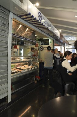 Valencia, İspanya - 26 Aralık 2024 Valencia 'daki Mossen Sorell Market' te bar ve restoranlar