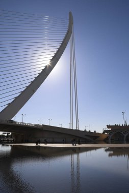 Valencia, İspanya 27 Aralık 2024 Santiago Calatrava tarafından tasarlanan Azud del Oro köprüsünün mimari detayları..
