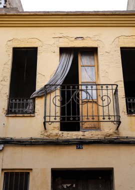 Valencia, İspanya... 26 Aralık 2024 Valencia 'da Cabanyal-El Canyameral' ın sahil mahallesinde terk edilmiş geleneksel ev.