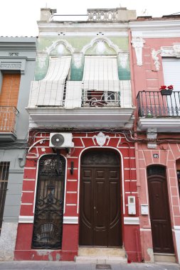 Valencia, İspanya... 26 Aralık 2024 Valencia 'da Cabanyal-El Canyameral' ın deniz kenarındaki mahallesinde geleneksel bir ev.