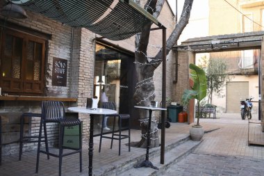 Valencia, İspanya - 27 Aralık 2024: Valensiya 'nın Cabanyal mahallesindeki restoran ve barlarla dolu Mercader adında bir gastronomik pazar