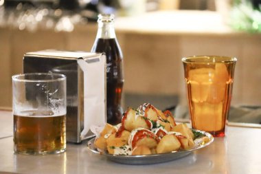 Taze bira, kola ve İspanyol tapa Patatas Brava adlı İspanyol tezgahında