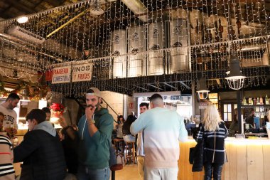 Valencia, İspanya - 27 Aralık 2024: Valensiya 'nın Cabanyal mahallesindeki restoran ve barlarla dolu Mercader adında bir gastronomik pazar