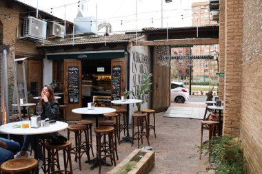 Valencia, İspanya - 27 Aralık 2024: Valensiya 'nın Cabanyal mahallesindeki restoran ve barlarla dolu Mercader adında bir gastronomik pazar