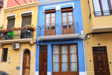 Valencia, İspanya - 26 Aralık 2024 Valencia 'daki Cabanyal-El Canyameral' ın deniz kenarındaki mahallesinde geleneksel evler