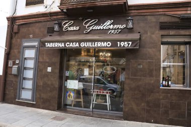 Valencia, İspanya - 26 Aralık 2024 Valencia 'daki Cabanyal-El Canyameral' ın deniz kenarındaki komşusu Casa Guillermo ançüezleriyle ünlü bir taverna.