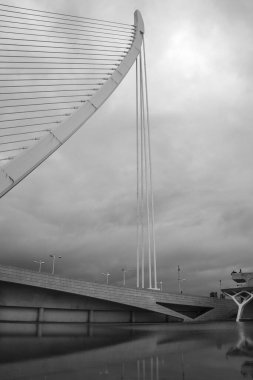 Valencia, İspanya - 27 Aralık 2024: Bulutlu bir günde Azud del Oro köprüsü, Santiago Calatrava mimarı tarafından tasarlandı.