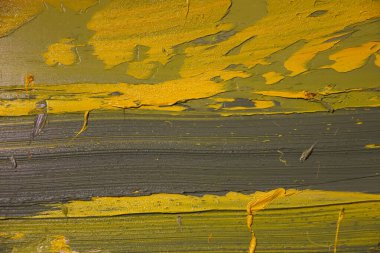 Ressamın arka planında yağ renklerini karıştırıyorum. Sarı ve gri renkler.