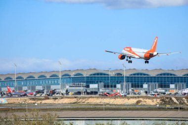Alicante, İspanya - 28 Ocak 2025: Easyjet şirketi Alicante-Elche Miguel Hernandez havaalanına iniş yaptı.